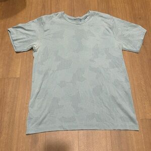 Lululemon Men’s Tech Vent Shortsleeve Shirt, Size Large, Light Blue